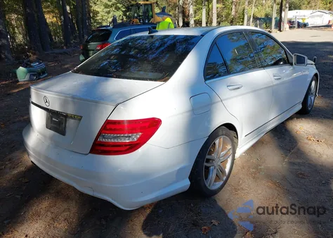 2013 Mercedes-Benz C 250 Sport из США, поврежденный, VIN WDDGF4HB0DA767038
